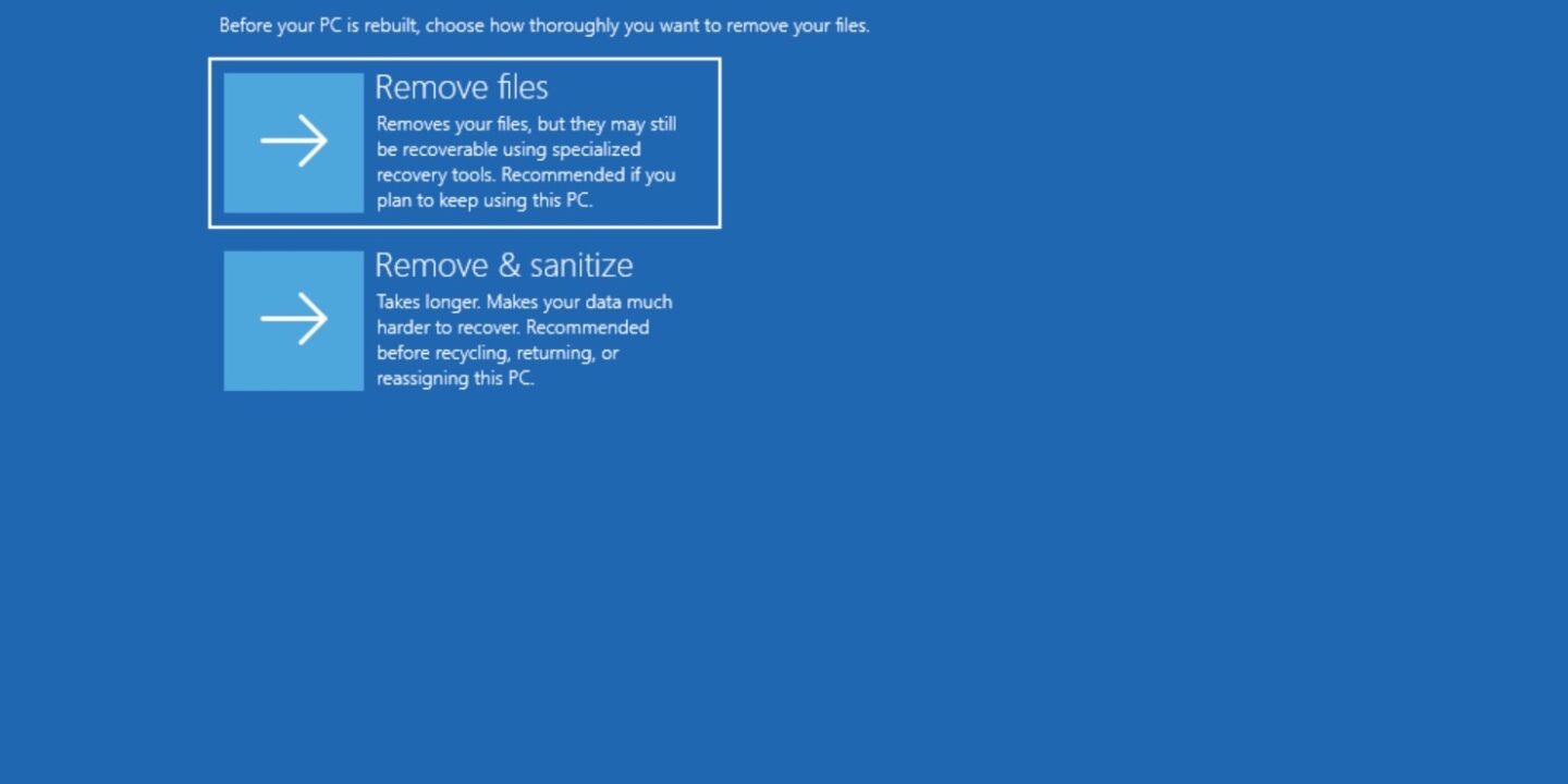 Pantalla azul de la recuperación de Windows 11 titulada Cloud rebuild, con dos opciones: Remove files y Remove & sanitize