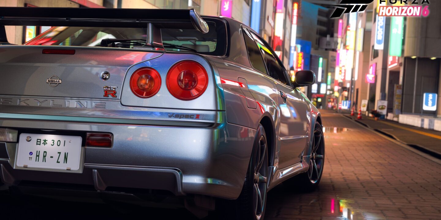 Imagen oficial de Forza Horizon 6: la trasera de un Nissan Skyline GT-R plateado en una calle de Tokio iluminada con neones